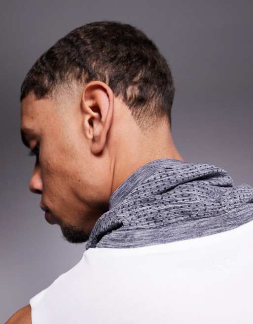 4505 seamless mesh running snood in charcoal, 2 of 3