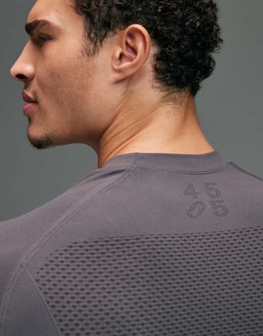 4505 seamless physique defining muscle fit compression base layer T-shirt in charcoal, 3 of 5