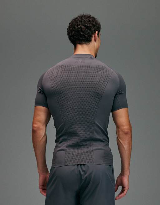 4505 seamless physique defining muscle fit compression base layer T-shirt in charcoal, 4 of 5