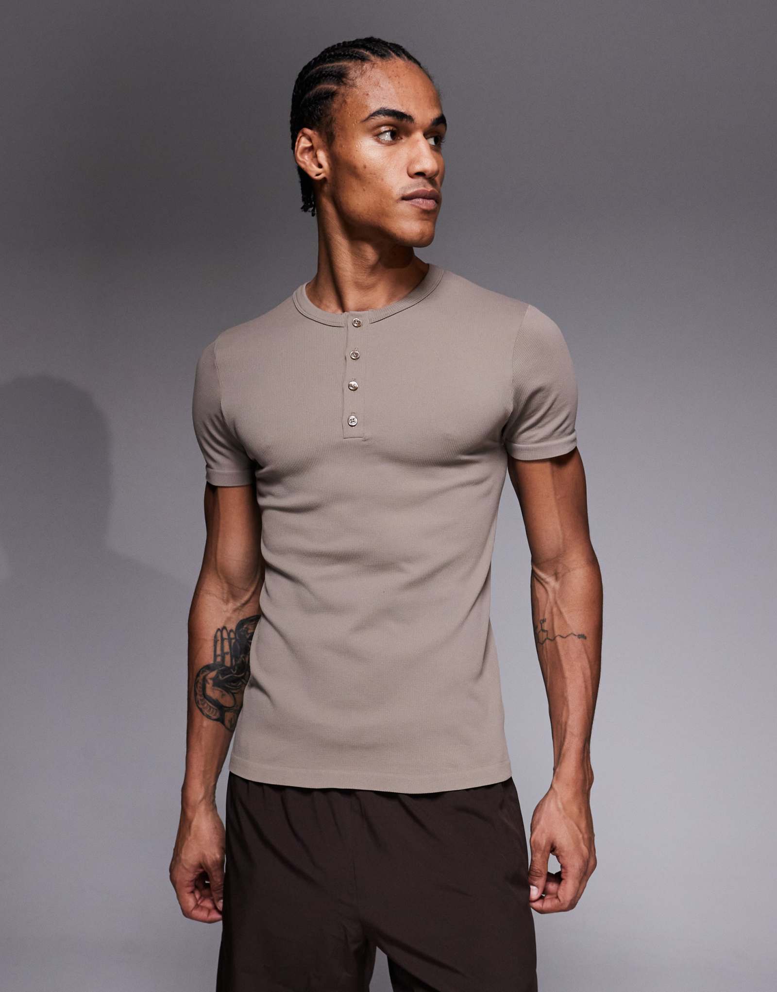 4505 бесшовная трикотажная футболка henley slim fit в рубчик из камня