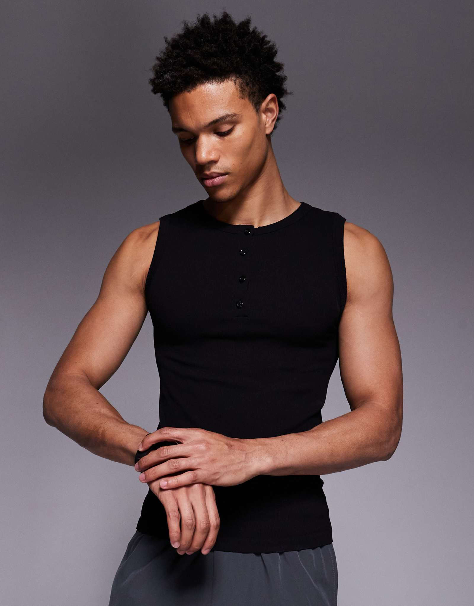 4505 бесшовная трикотажная майка henley приталенного кроя из ребристого трикотажа черного цвета