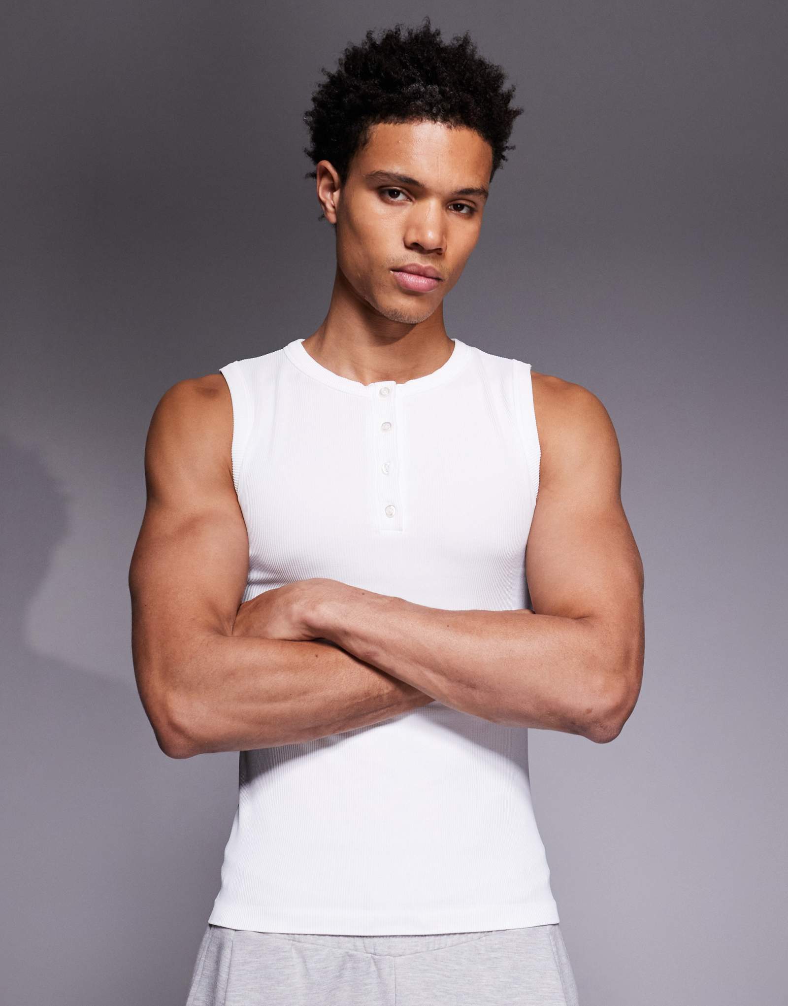 4505 приталенная майка henley из бесшовного трикотажа в рубчик белого цвета