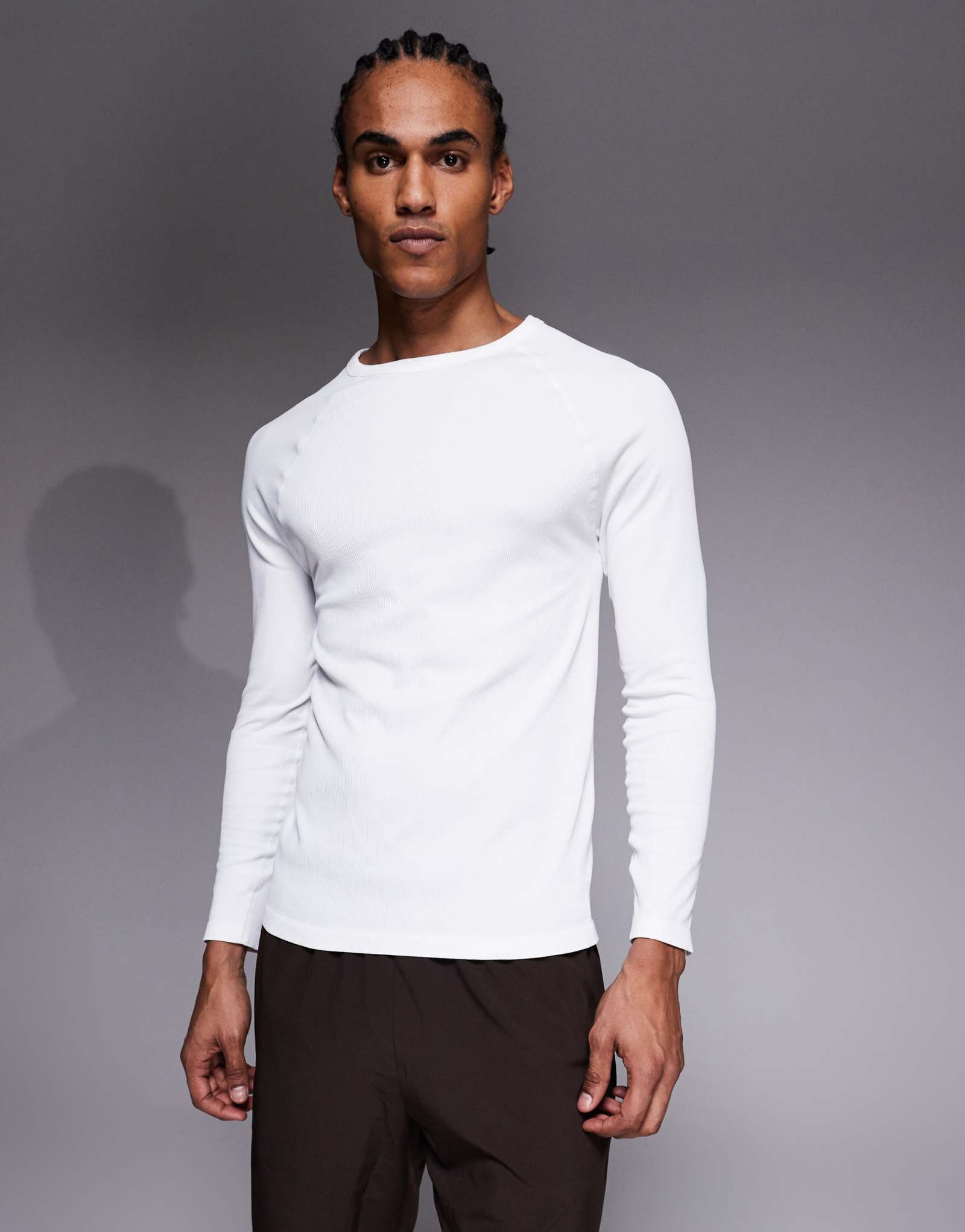 4505 приталенный топ-реглан с длинными рукавами из бесшовного трикотажа в рубчик белого цвета