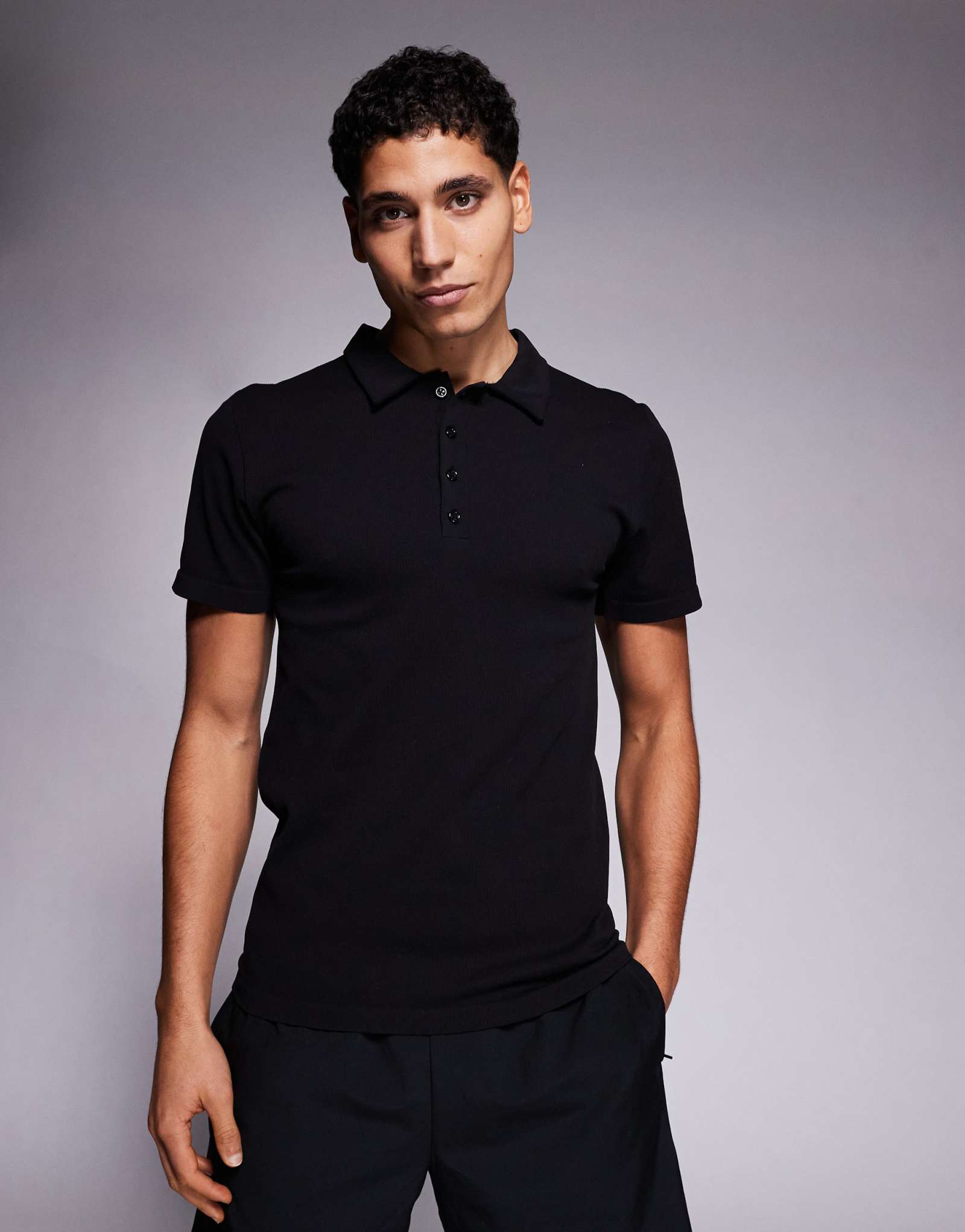 4505 приталенная рубашка поло из бесшовного трикотажа в рубчик черного цвета