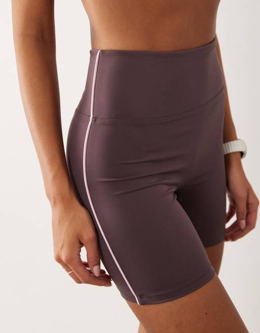 4505 short de leggings de cintura alta con raya lateral activa en marrón topo de 5", 2 de 5