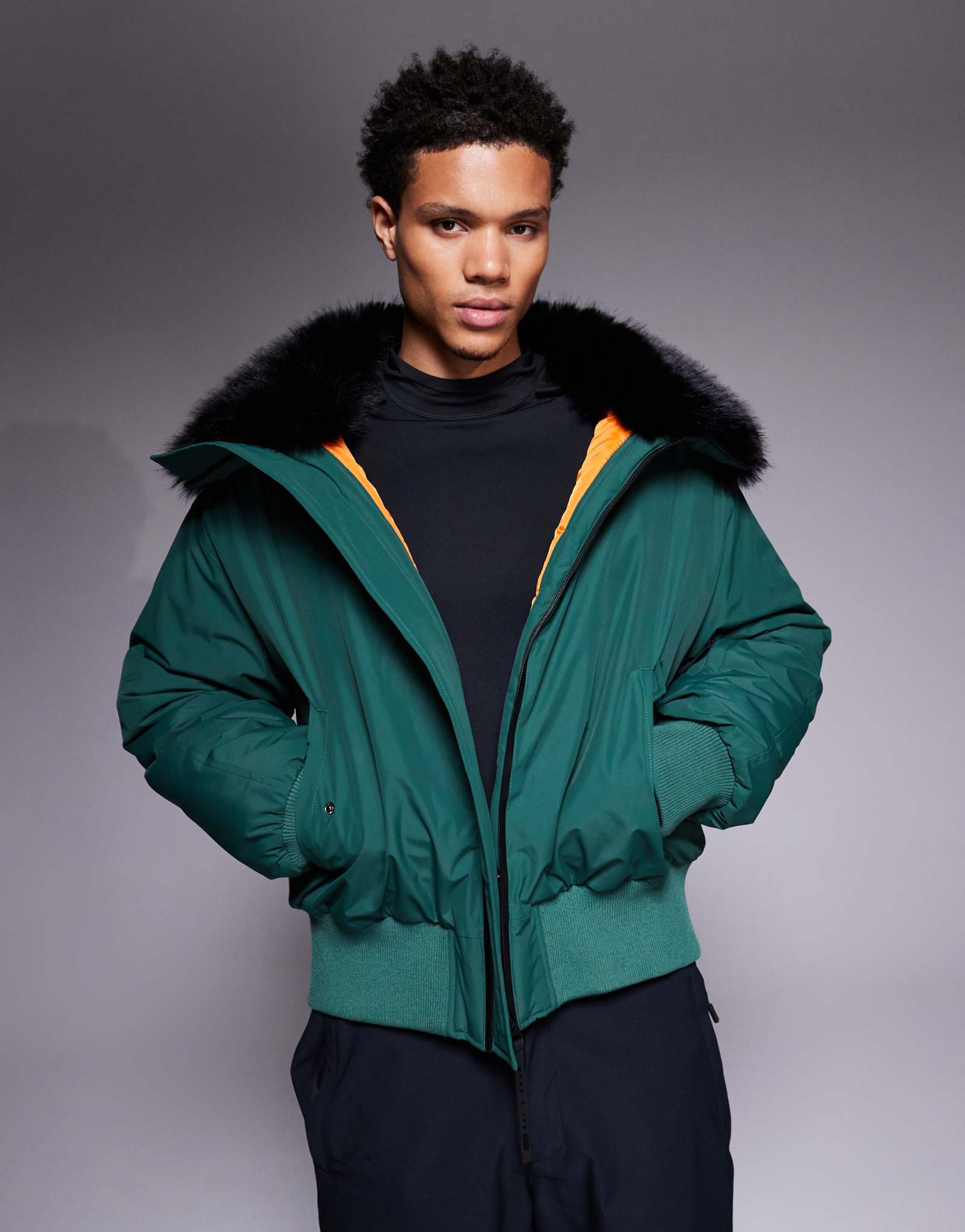 4505 Лыжная куртка-бомбер с воротником из искусственного меха зеленого цвета