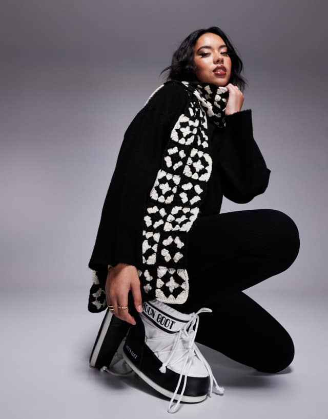 4505 Ski crochet scarf in black and white | ASOS