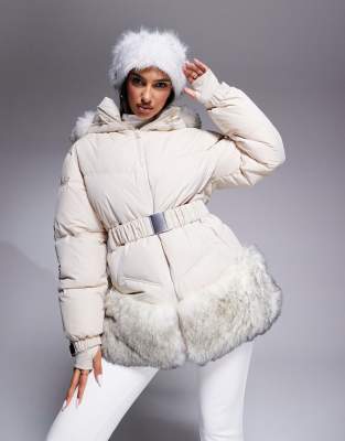 4505 - Ski - Ski-Pufferjacke in Creme mit Gürtel und Kunstpelzbesatz-Weiß