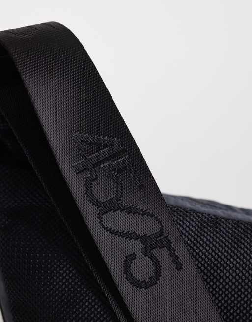 4505 - Skifergrå crossbody-sling-taske til træning med utility-lomme i mesh, 3 af 4