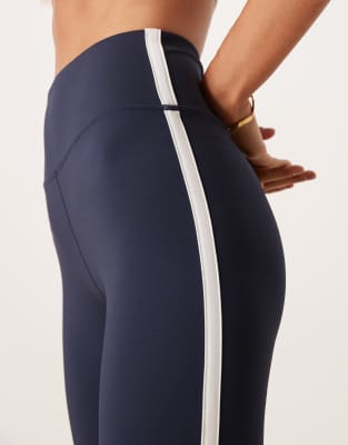 4505 Slim Kick Contrast Side Piping Leggings