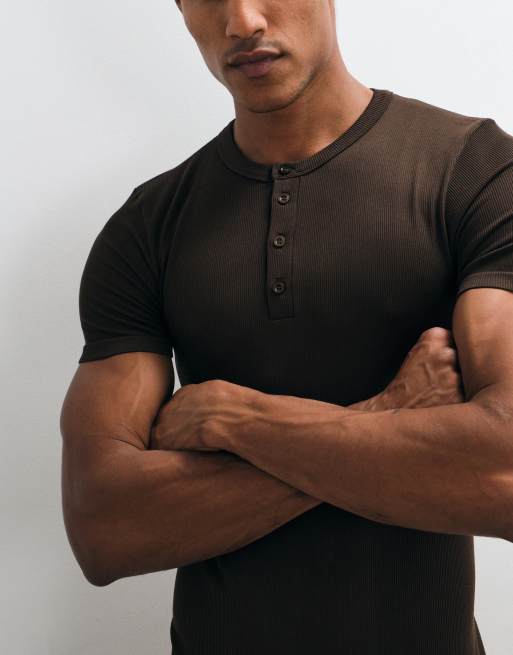 4505 sømløs ribstrikket tætsiddende trænings-Henley-T-shirt i brun, 4 af 5