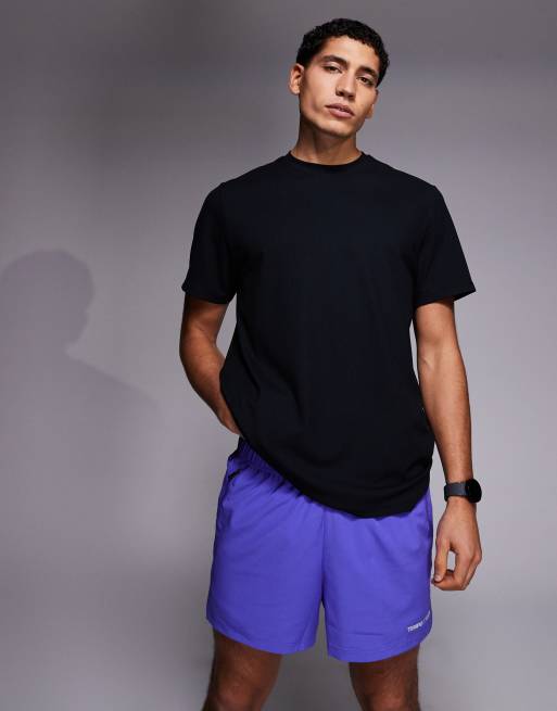 4505 - Sneldrogende trainingsshort van 8 cm met split, ritszakken en reflecterende grafische print in ultraviolet, 2 van 5