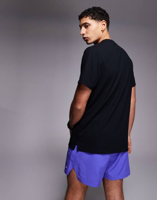 4505 - Sneldrogende trainingsshort van 8 cm met split, ritszakken en reflecterende grafische print in ultraviolet, 3 van 5