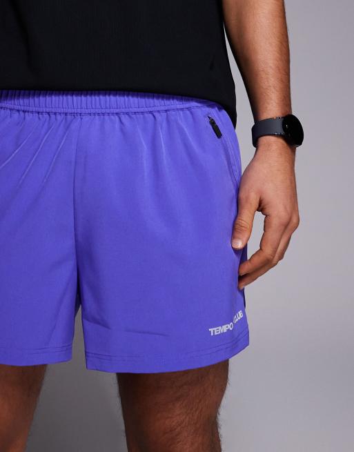 4505 - Sneldrogende trainingsshort van 8 cm met split, ritszakken en reflecterende grafische print in ultraviolet, 4 van 5