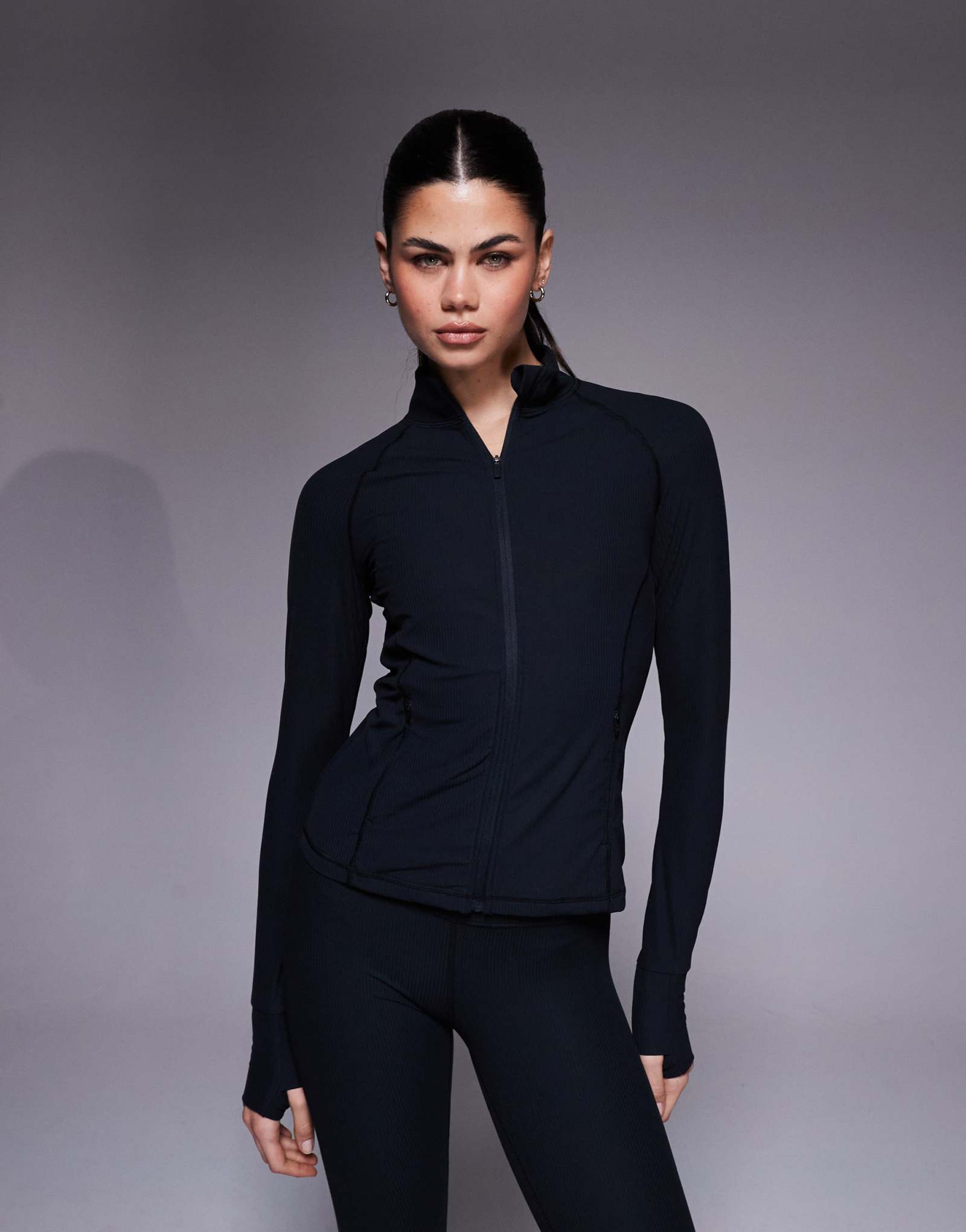 4505 черная куртка на молнии с длинными рукавами в рубчик soft touch черного цвета