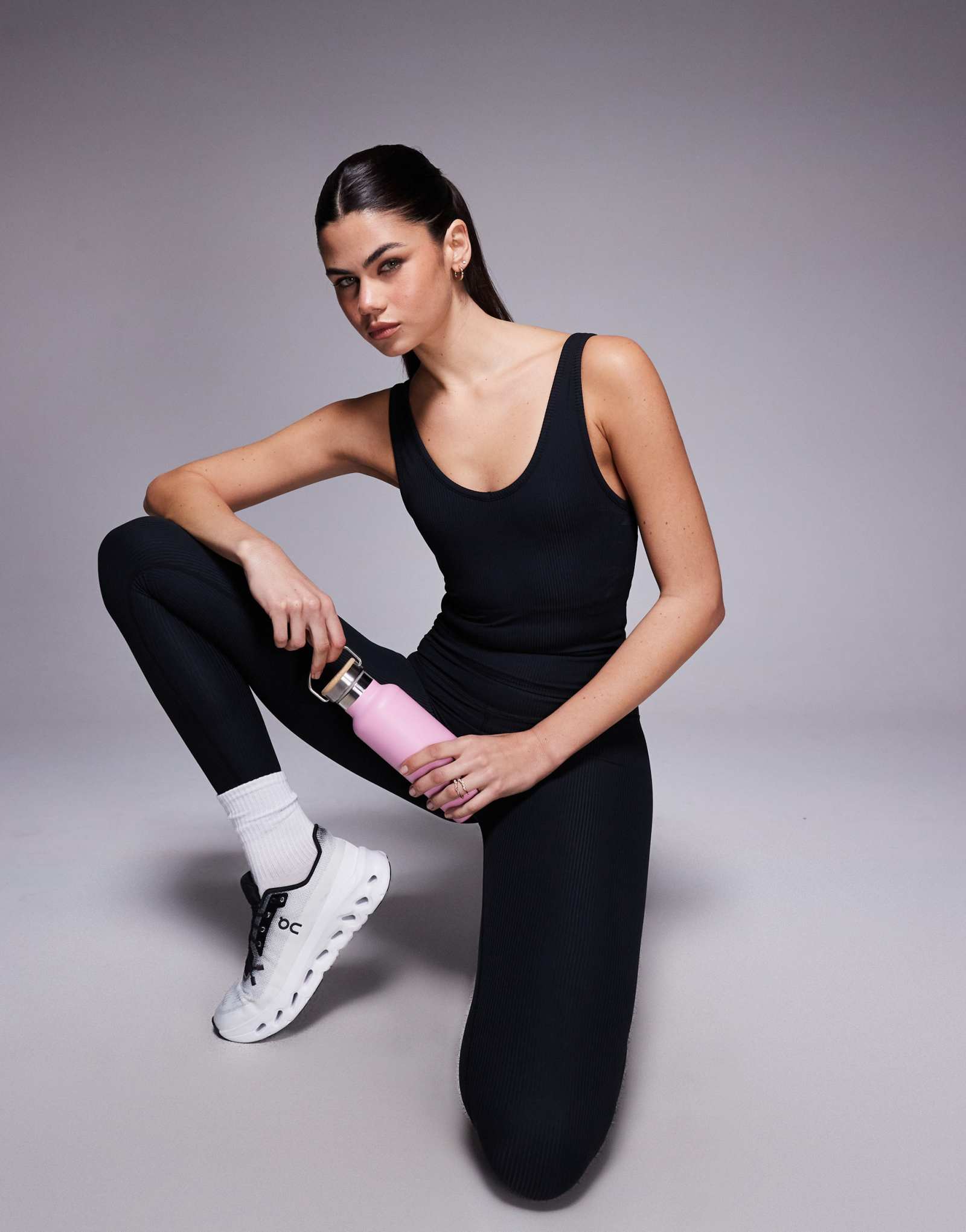 4505 мягкая на ощупь майка в рубчик с внутренним бюстгальтером черного цвета