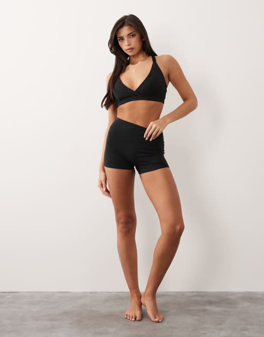4505 - Sort blød sports-BH med medium støtte, V-hals og justerbare stropper med krydsende design, 2 af 4