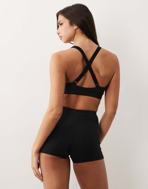 4505 - Sort blød sports-BH med medium støtte, V-hals og justerbare stropper med krydsende design, 4 af 4