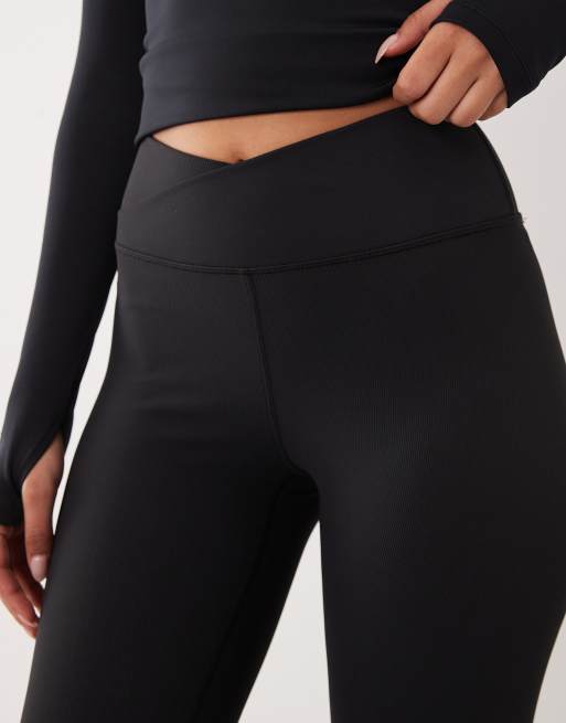 4505 - Sorte slim-yogaleggings med slå om-talje og svaj i mikro-ribstrik, 2 af 5