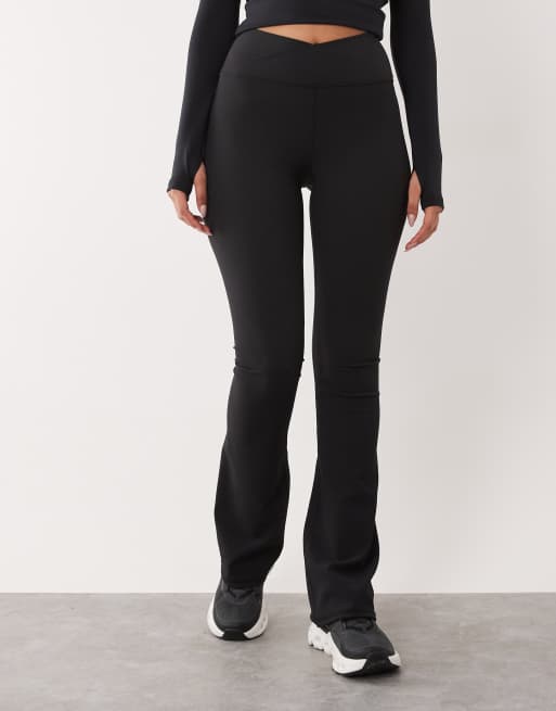 4505 - Sorte slim-yogaleggings med slå om-talje og svaj i mikro-ribstrik, 3 af 5