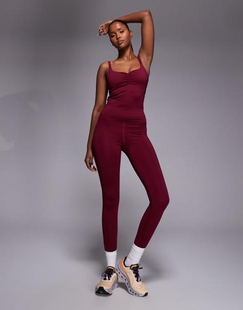 4505 – Sport-Trägertop mit gerafftem Herzausschnitt mit integriertem BH und modellierende Sport-Leggings in Kirschrot mit hohem Bund und Herzdetail - view 1