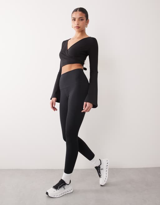 4505 – Svart, mjuk topp med utsvängda ärmar, omlottdesign och ballerinastil, 2 av 4