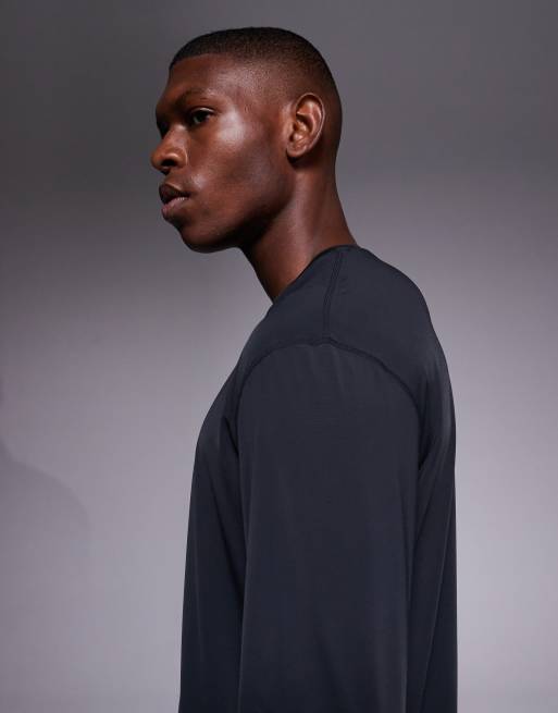 4505 – Svart, snabbtorkande, oversize löpartopp i nylon och mesh med långa ärmar, 4 av 5