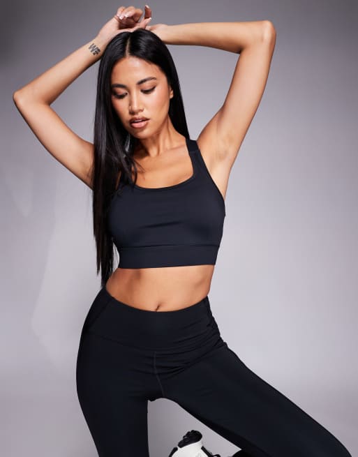 4505 – Svart sportbehå med justerbara band, högt stöd och urtagbar vaddering