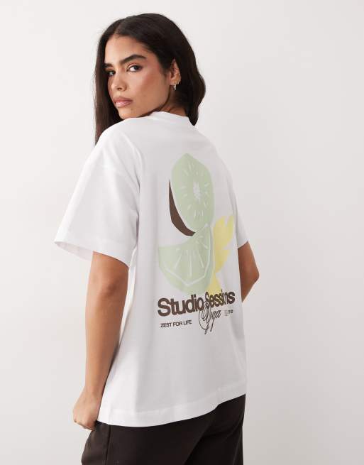 4505 - T-shirt oversize in cotone pesante ad asciugatura rapida bianca con stampa Studio con frutta, 3 di 4