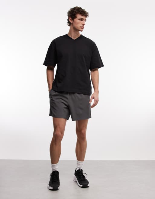 4505 - T-shirt squadrata oversize in cotone pesante quick dry nera con spalle scivolate e scollo a V, 2 di 5