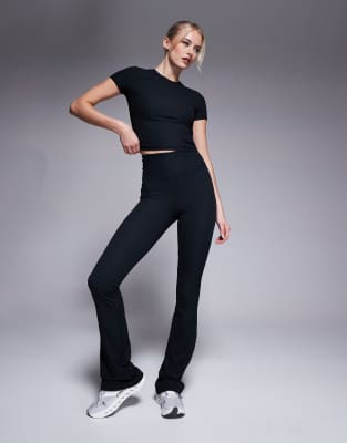 4505 Tall - Gerippte, ausgestellte Yoga-Leggings in Schwarz mit schmalem Schnitt und weicher Haptik