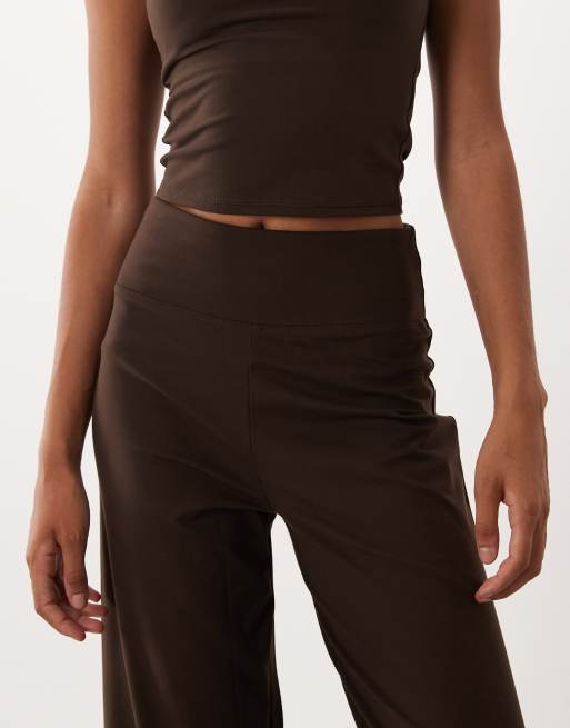 4505 Tall Icon blød high waist-buks med brede ben til dans i chokolade, 4 af 5