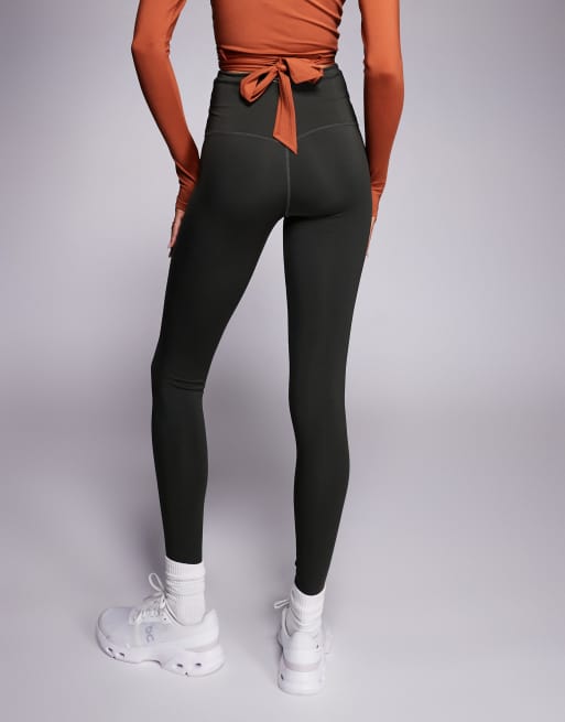 4505 Tall – Icon – Kakifärgade gymleggings med formande design baktill, hög midja och innerficka, 5 av 5