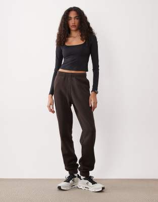 4505 Tall - Icon - Rest Day - Schwere Jogginghose aus Baumwolle in verwaschenem Schokobraun mit Bündchen, 440 g/m²-Brown