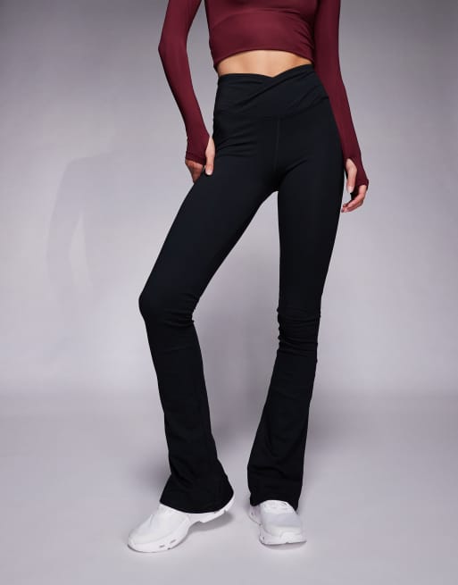 4505 Tall – Icon – Svart, mjuka, smala yogaleggings med omlottmidja och utsvängda ben, 2 av 5