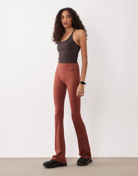 4505 - Tall - Icon - Zachte slim-fit yogalegging met kick-flare en hoge taille in amber - view 1