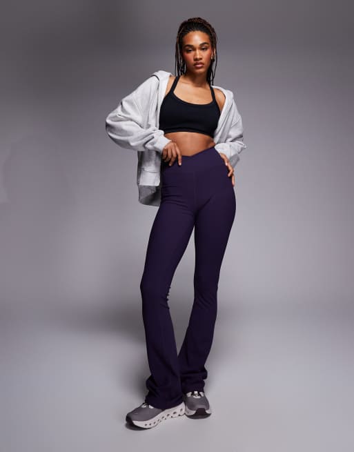 4505 Tall - Slim-fit kick-flare yogalegging van geribbelde micro en taille met overslag in paars, 2 van 5