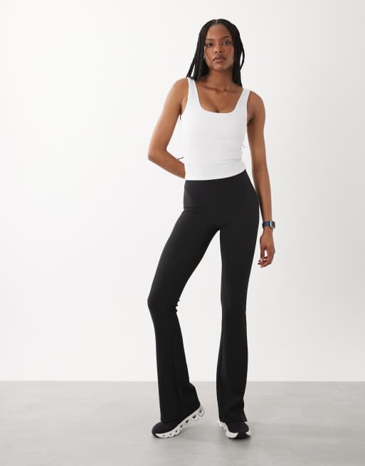 4505 Tall - Slim-fit kick-yogalegging met micro ribbels, hoge taille en zijsplit in zwart, 2 van 5