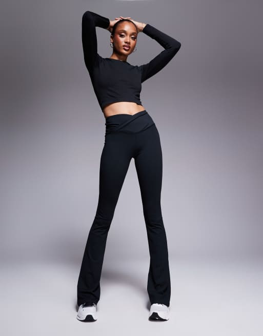 4505 - Tall - Zachte smalle kick-legging met overslag in de taille in zwart 