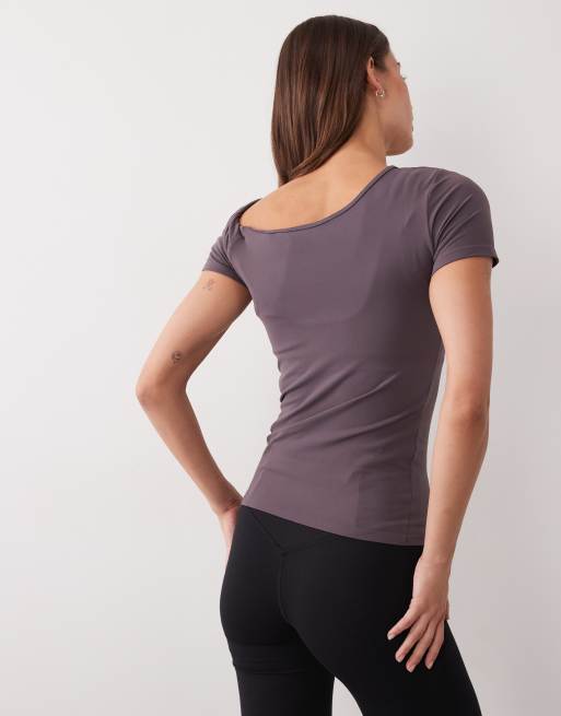 4505 - Top da studio grigio tempesta con maniche a cappuccio asimmetriche drappeggiate e manico in peluche, 3 di 4