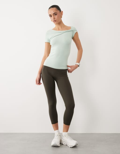 4505 top met capmouwen, asymmetrische drape en detail in pistache, 2 van 4