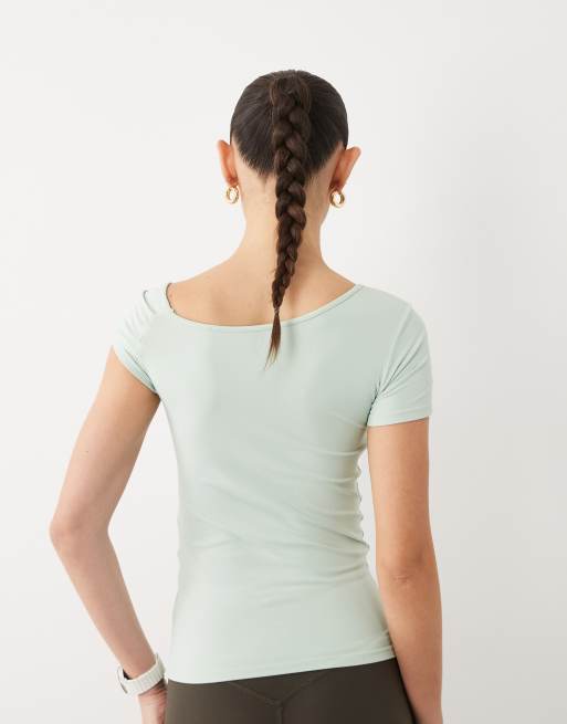 4505 top met capmouwen, asymmetrische drape en detail in pistache, 4 van 4