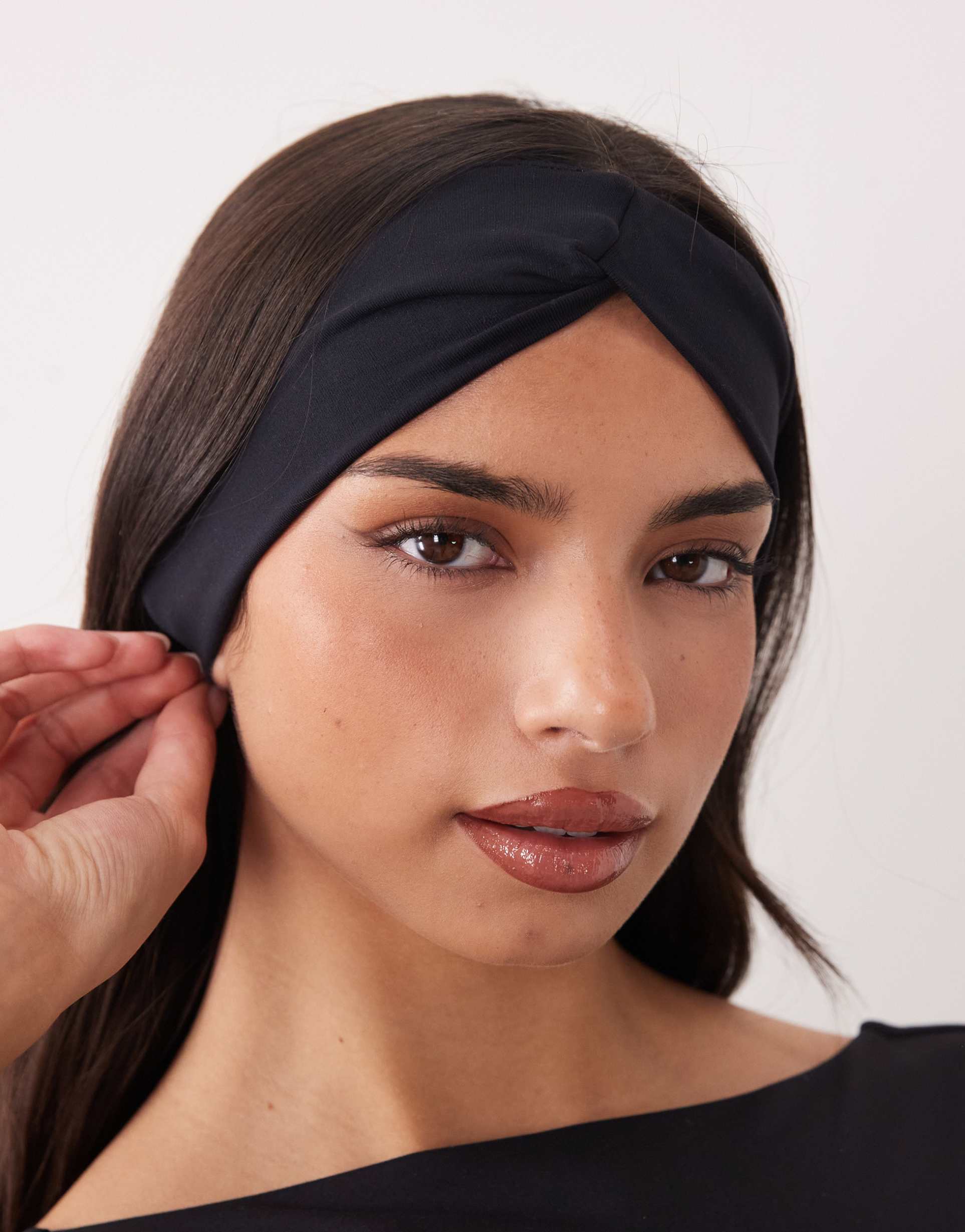 4505 twist front plush studio headband in black