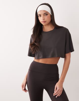 4505 - Ultraweiches Cropped-T-Shirt aus Modalmix in Mokka-Brown