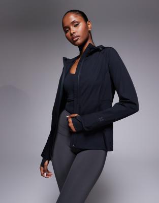 4505 - Wasserabweisende, schmal geschnittene Laufjacke in Schwarz mit Kapuze und Reißverschlusstaschen