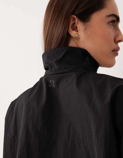4505 – Wasserabweisende Trainingsjacke zum Überziehen aus Ripstop in Schwarz mit Brusttasche, 2 von 4
