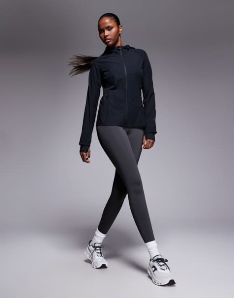 4505 - Waterafstotend slim-fit hardloopjack met capuchon en ritszakken in zwart - view 1