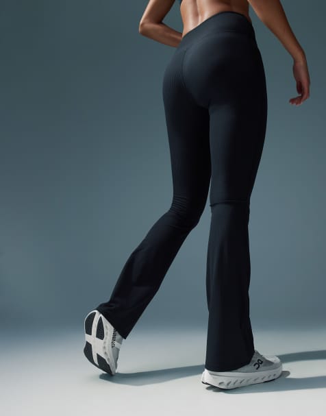 4505 – Weiche, ausgestellte Yoga-Leggings in geripptem Schwarz mit schmalem Schnitt - view 1