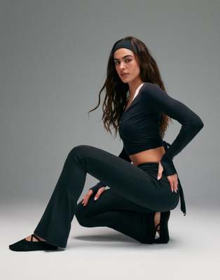 4505 - Weiche, ausgestellte Yoga-Leggings in Schwarz mit gerafftem Umschlagbund und schmalem Bein