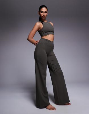4505 - Weiche Tanzhose in dunklem Olivgrün mit weitem Bein und Bund mit Wickeldesign